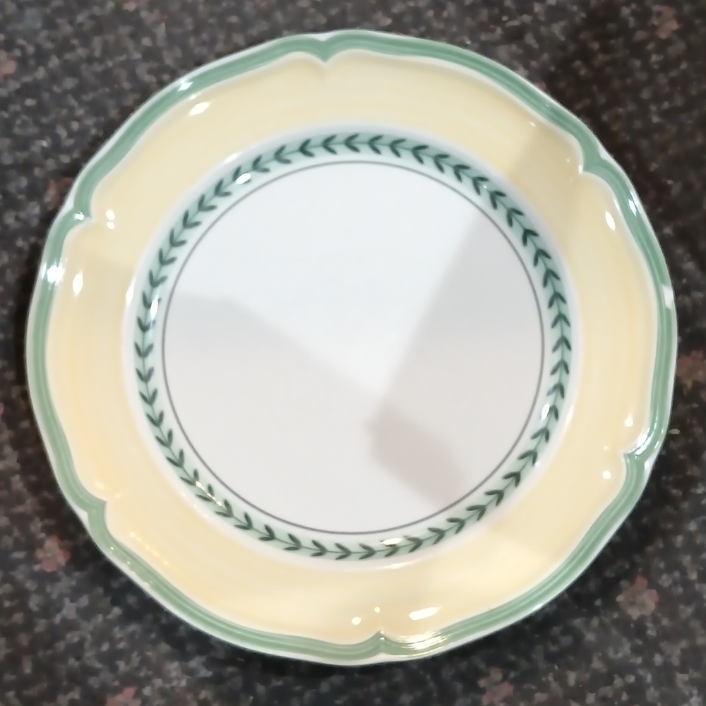Villeroy and Boch Elegant Green and Yellow Dinnerware Plate with Scalloped Edge